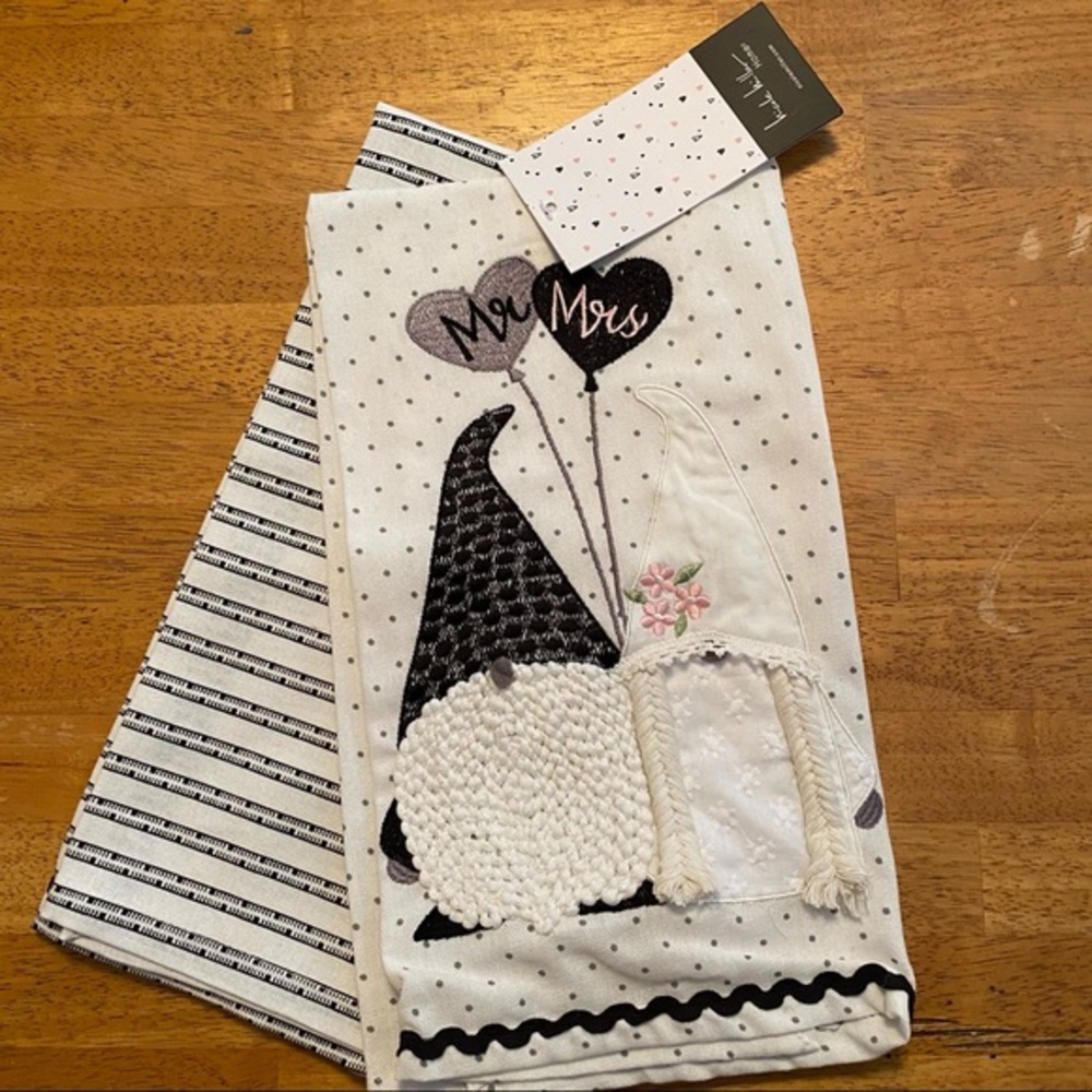 Nicole Miller Mr Mrs Gnome Set of 2 Kitchen Towels BRAND NEW!!